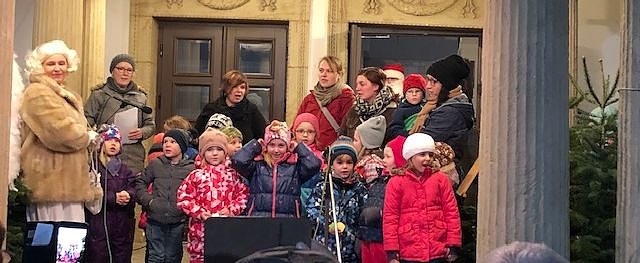 Fensterpate gestern am Theater (Foto: privat)