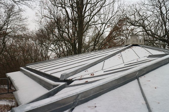 Das Dach  wurde mit Zinkblech verkleidet (Foto: Angelo Glashagel)