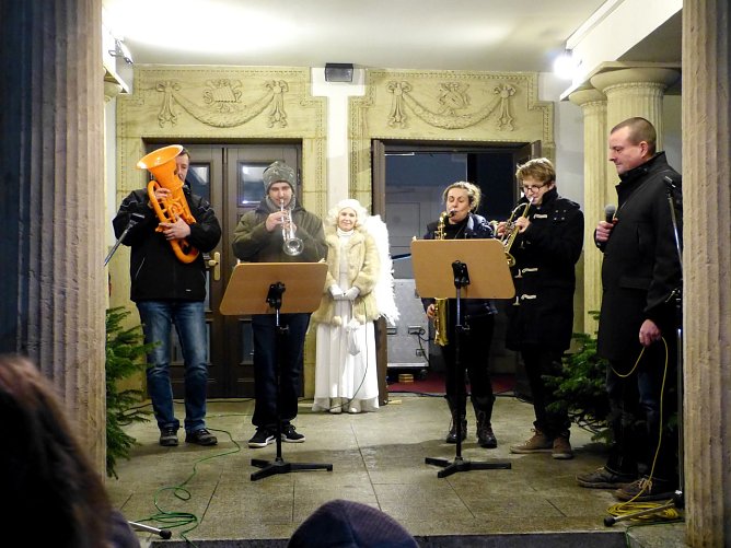 Hinter dem 17. T&uuml;rchen ging es heute musikalisch zu: die Kreismusikschule war zu Besuch beim gro&szlig;en Theater Adventskalender. (Foto: Birgit Susemihl)