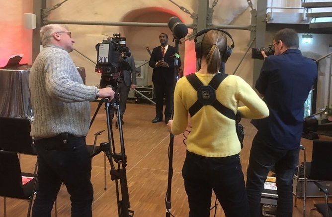  Inzwischen ist auch das MDR-Fernsehen auf die drei Nordh&auml;user S&auml;nger aufmerksam geworden und hat einen kurzen Filmbericht f&uuml;r das Th&uuml;ringen-Journal gedreht (Foto: Olaf Schulze)