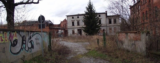 Die alte Villa l&auml;sst nur mit etwas Fantasie einstige Pracht erahnen. Auch sie soll ert&uuml;chtigt werden. (Foto: Kurt Frank)