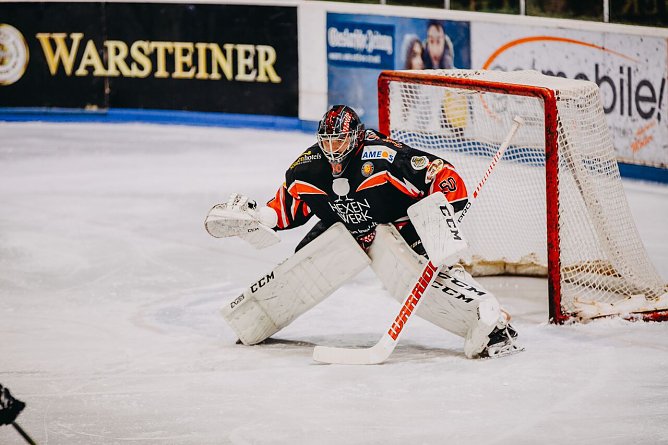 Harzer Falken unterliegen Halle und dem Unparteiischen (Foto: Fritz Hessel) Harzer Falken unterliegen Halle und dem Unparteiischen (Foto: Fritz Hessel)