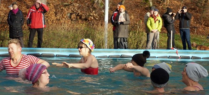 19 Mutige im 4 Grad kaltem Wasser (Foto: Sandra Witzel)