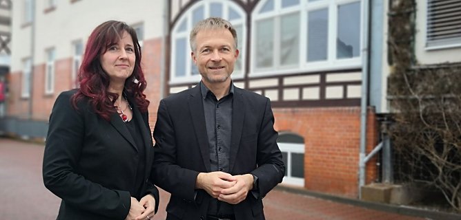 Antje M&uuml;ller und Martin Montowski vor der Lungenklinik in Neustadt (Foto: nnz)