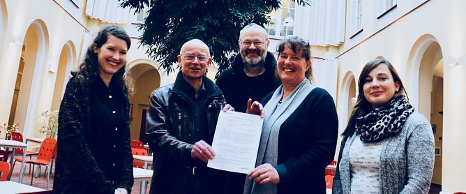 Kooperationsvertrag unterschrieben - v.l.: Ines Jahne, Andreas Weigel, R&uuml;diger Neitzke, Cornelia Bieles und Christin Bornemann (Foto: Angelo Glashagel)