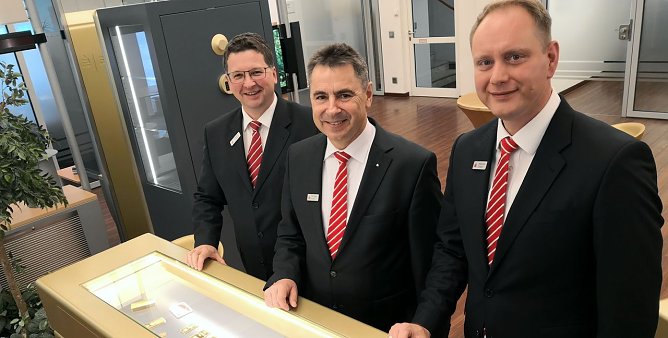 Werben f&uuml;r Gold als Anlageform - von links: Thomas Seeber (Vorstand), Wolfgang Asche (Vorstandsvorsitzender) und Vorstandssekret&auml;r Sebastian (Foto: nnz)