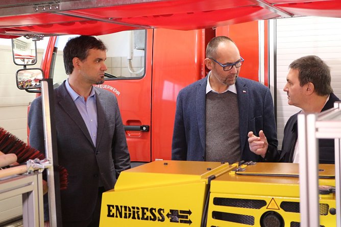 v.l.: Oberb&uuml;germeister Kai Buchmann, Staatssekret&auml;r Olaf M&ouml;ller und Feuerwehrchef Gerd Jung (Foto: Angelo Glashagel)