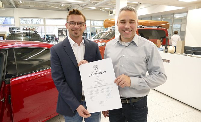 Verkaufsleiter Nico Gr&uuml;nder und Serviceleiter Marko Simon freuen sich &uuml;ber das top Ergebnis. (Foto: AHP/H. Fischer)