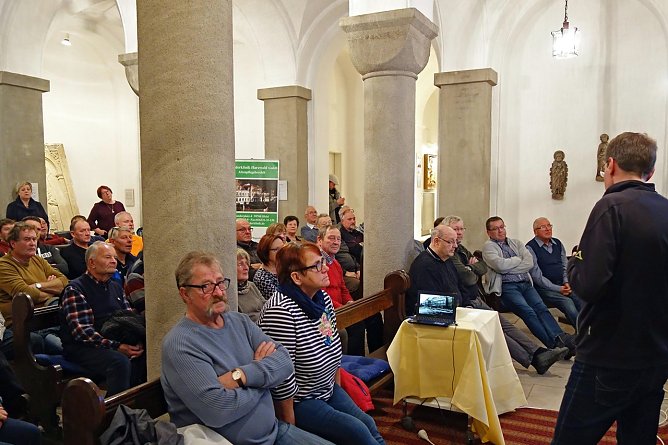 Vortrag in der Krypta (Foto: Petra J&auml;ger)