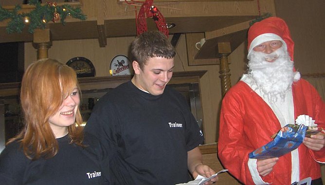 Weihnachtsmann bei Judokas (Foto: tk)