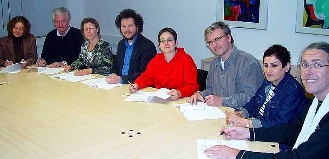 Die Vertreter der Gr&uuml;ndungsinstitutionen paraphieren den Kooperationsvertrag (Foto: fhn)