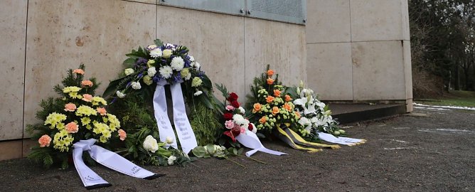 Gedenken auf dem Ehrenfriedhof (Foto: Angelo Glashagel)