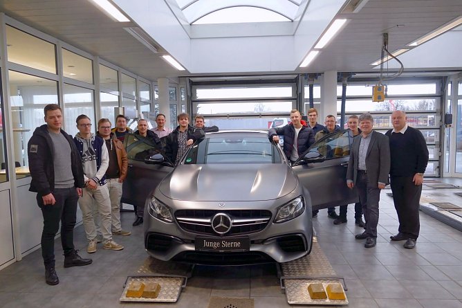 "Willkommen im Peter-Team" hie&szlig; es heute bei der Unterzeichnung der &Uuml;bernahmevertr&auml;ge f&uuml;r elf frischgebackene Kfz-Mechatroniker-Gesellen (Foto: Fischer/Autohaus Peter)