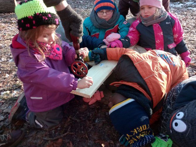 Nistkästen bauen im Waldkindergarten (Foto: LPV) Nistkästen bauen im Waldkindergarten (Foto: LPV)