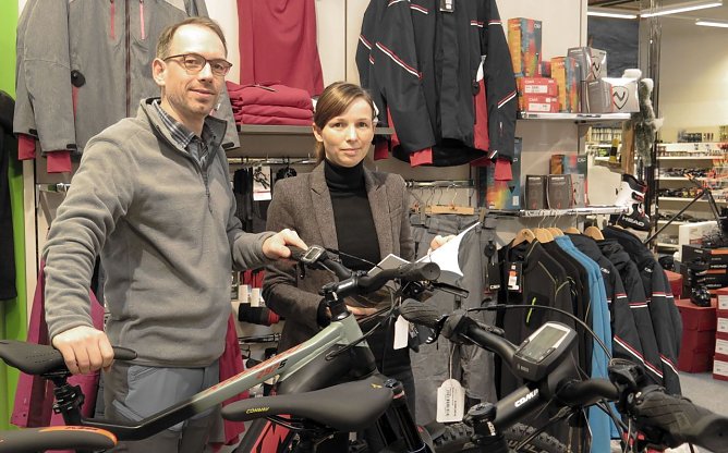 v.l.: Tino Thiemrodt ber&auml;t Claudia Rheinl&auml;nder zu modernen E-Bikes (Foto: Nordth&uuml;ringer Unternehmerverband)