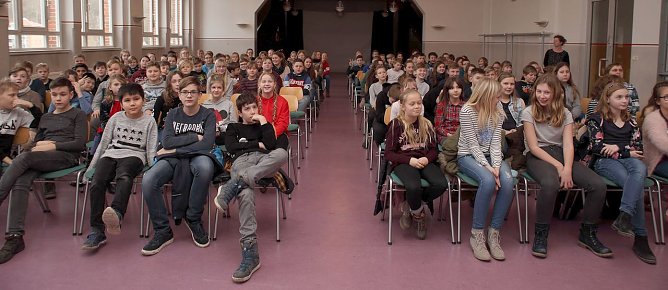 Gespanntes Warten auf die Siegerehrung und Auswertung (Foto: Heike Roeder)