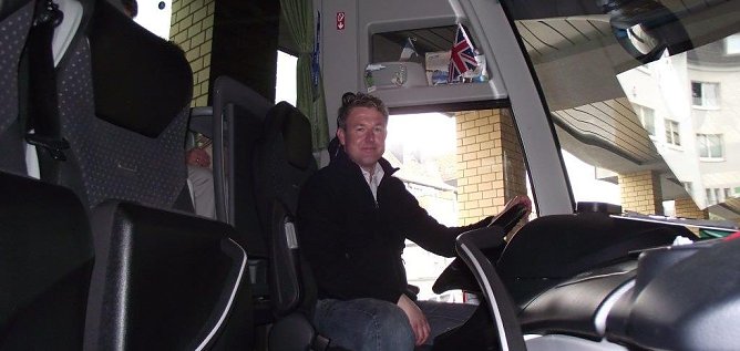 Busfahrer Michael Kimpel wird mit seinen G&auml;sten an Bord durch S&uuml;dengland reisen. (Foto: Kurt Frank)