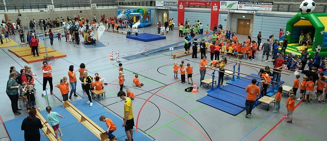 Fast 400 wetteifern um das Turnb&ouml;ckchen und die Lok (Foto: nnz)