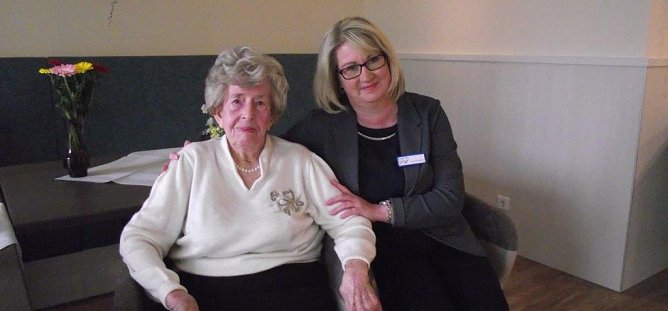 Heimleiterin Annett Tolle hat ihre &auml;lteste Bewohnerin besonders gern und ins Herz geschlossen. (Foto: Kurt Frank)
