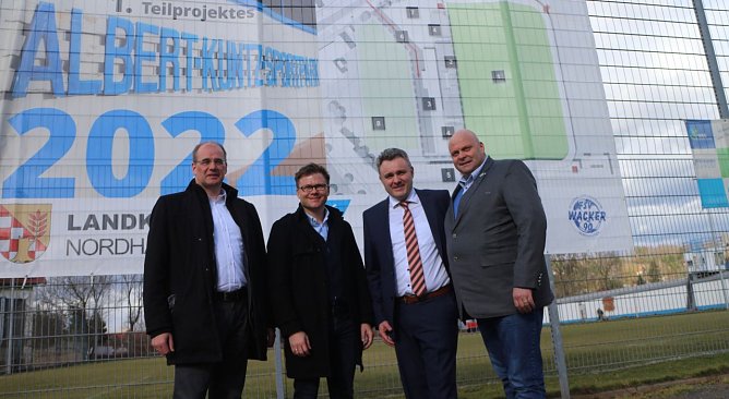 v.l.: Landrat Matthias Jendricke, der Bundestagsabgeordnete Carsten Schneider, der Leiter der Servicegesellschaft Gunnar Reuter und Wacker-Chef Nico Kleofas (Foto: Angelo Glashagel)