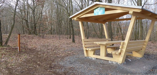 Sitzbank mit Stempelkasten-St&auml;nder (Foto: privat)