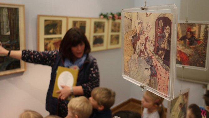 Ausflug in die weite Welt der Grimm'schen Märchen im Kunsthaus Meyenburg (Foto: Angelo Glashagel) Ausflug in die weite Welt der Grimm'schen Märchen im Kunsthaus Meyenburg (Foto: Angelo Glashagel)