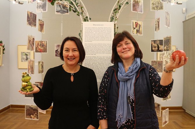 Kunst, Kultur, Geschichte - Susanne Hinsching und Astrid Lautenschl&auml;ger f&uuml;hren durch die M&auml;rchenwelt (Foto: Angelo Glashagel)