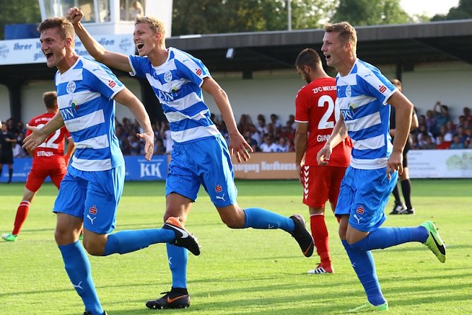 Florian Esdorf bejubelt mit seinen Mannschaftskameraden den F&uuml;hrungstreffer im Hinspiel (Foto: Bernd Peter)