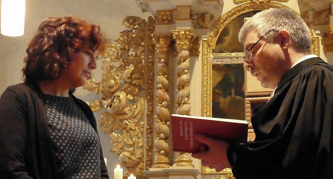 Diana Wand als Lektorin und Gemeindep&auml;dagogin in ihren Dienst eingef&uuml;hrt. (Foto: R. Englert)