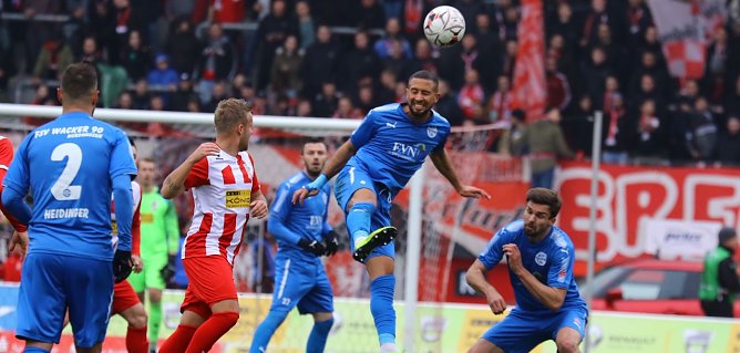 Auch Chaftar findet nicht das Tor. (Foto: Bernd Peter)