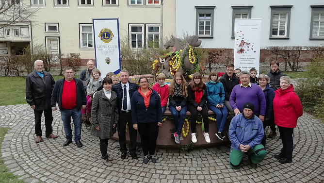 Flei&szlig;ig geschm&uuml;ckt - der Meerpferdbrunnen ist bereit f&uuml;r das Brunnenfest (Foto: Frank Meier)