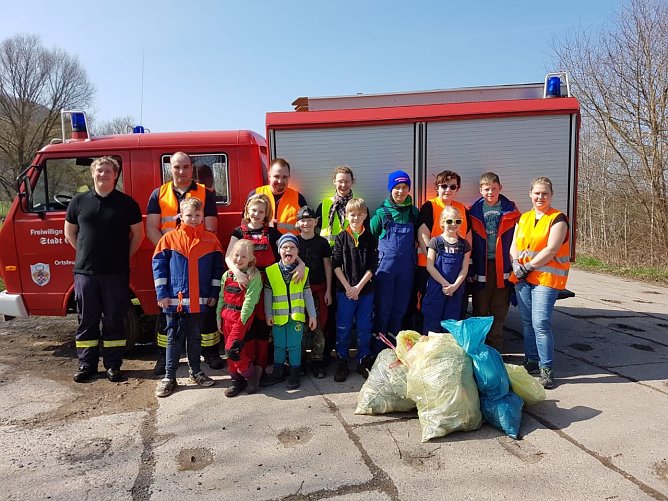 Auch die Feuerwehr packte beim Fr&uuml;hjahrsputz mit zu. (Foto: privat)
