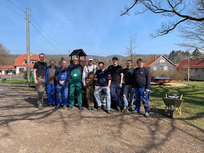 Die Mitglieder des Sportvereines halfen beim Fr&uuml;hjahrsputz. (Foto: privat)