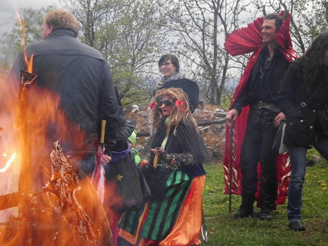 Hexe und Teufel treffen sich zum Walpurgisfeuer wieder auf der Ebersburg (Foto: Verein f&uuml;r lebendiges Mittelalter)