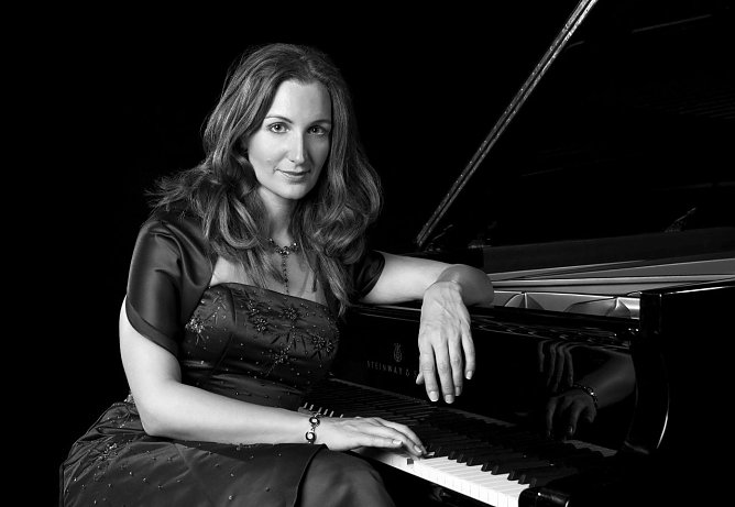 Pianistin Stefanie Maschke wird demn&auml;chst im Bankettsaal des Heringer Schlosses zu h&ouml;ren sein (Foto: Hans-G&uuml;nter Neblung)
