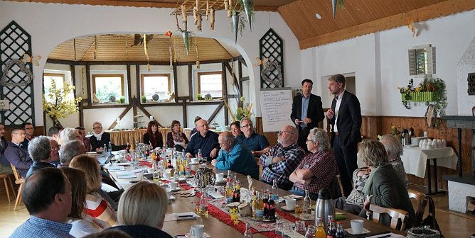 Die B&uuml;rgermeister Andreas Gerbothe, Henry Pasenow und Stephan Klante hatten nach Woffleben in den J&auml;gerhof zum ersten S&uuml;dharzer Tourismusstammtisch  eingeladen. Thomas Knorr moderierte die Veranstaltung (Foto: Gemeinde Harztor)