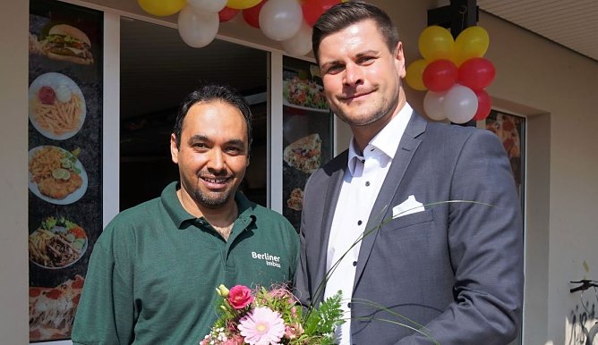 Iman Partovi (links) hat in der Conrad-Fromann-Stra&szlig;e in Nordhausen-Ost einen Imbiss er&ouml;ffnet. Pascal Wetzler &uuml;berbrachte Gl&uuml;ckw&uuml;nsche zur Er&ouml;ffnung (Foto: swg)