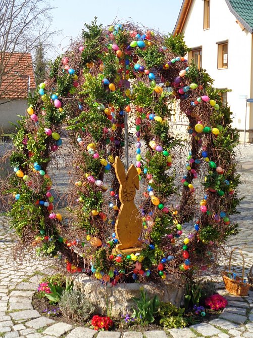 Gr&ouml;&szlig;tes Osterei Th&uuml;ringens steht wieder in Etzleben (Foto: Peter Ke&szlig;ler)
