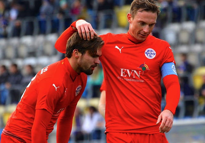 Matthias Pe&szlig;olat als Wacker-Kapit&auml;n beim letzten Aufeinandertreffen mit dem FCC in Jena. Links Nils Pichinot (Foto: Bernd Peter)