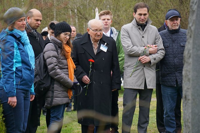 Itzhak Dove aus Israel am Gedenkstein in Ellrich.  (Foto: Susanne Schedwill)