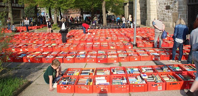 800 Kisten voller B&uuml;cher (Foto: F. Tuschy)