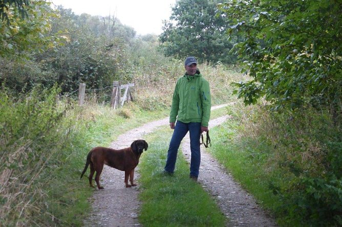 Nils Neu bei einem Spaziergang mit Hund in der Natur (Foto: privat)