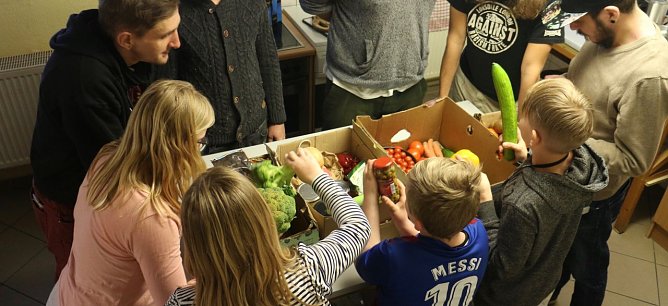 Lebensmittelretter im Ellricher Jugendclub (Foto: Angelo Glashagel)