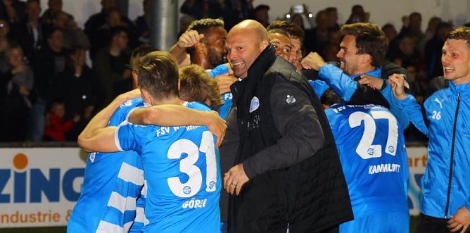 Freude nach dem Abpfiff (Foto: Bernd Peter)