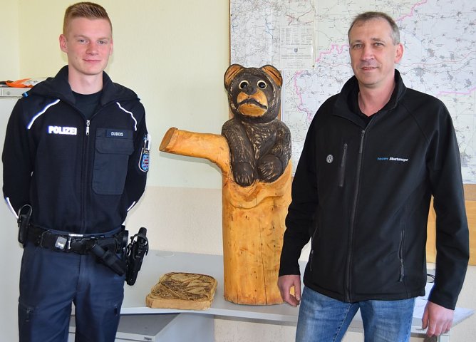 Gestohlener Holzbär konnte an Besitzer übergeben werden (Foto: Landespolizeiinspektion Nordhausen) Gestohlener Holzbär konnte an Besitzer übergeben werden (Foto: Landespolizeiinspektion Nordhausen)