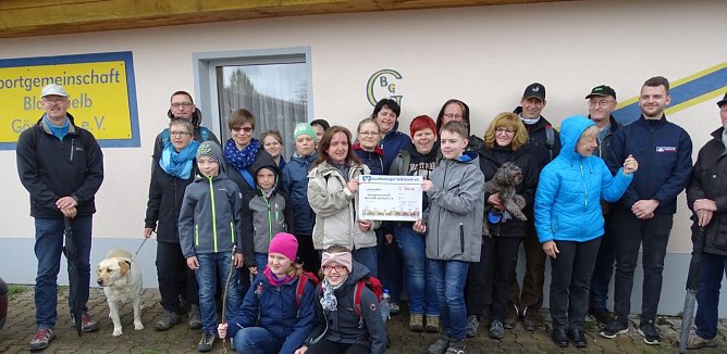 Scheck &uuml;bergeben (Foto: privat)