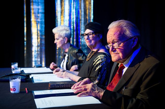 v. li. Margot Arendt (Friederike von Mecke, die lauteste Stimme der Jury), Renate Meinert (Kammerschauspielerin Dietlinde von Bellen), Wolfgang Hartmann (Prof. Dr. Dr. humoris causa Wolf Goecke, Literaturwissenschaftler) (Foto: Marco Kneise)