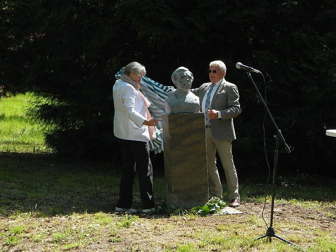 Der F&ouml;rderverein und die B&uuml;rgerstiftung Park Hohenrode bedanken sich an dieser Stelle nochmals ganz herzlich beim Ehepaar Ute und Klaus Drechsler (Foto: Hannelore Haase)