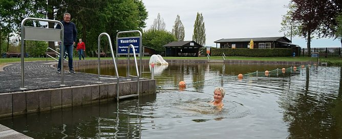Anne Daube war wieder erste, die sich in das kalte Wasser traute. (Foto: Susanne Schedwill)