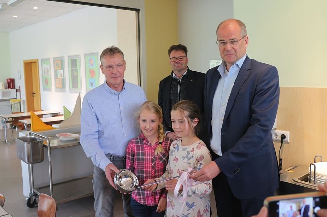 v.l.: Schuldirektor Diethard Gro&szlig;, Bleicherodes B&uuml;rgermeister Frank Rostek, Landrat Matthias Jendricke und die Sch&uuml;lerinnen Emma und Leila (Foto: Angelo Glashagel)